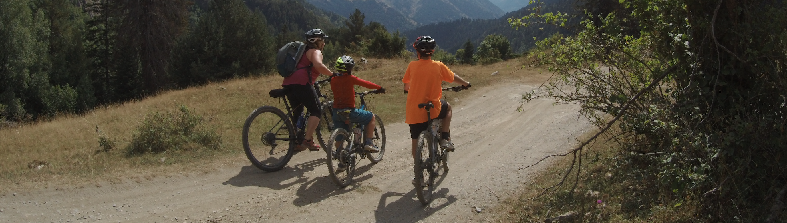 família en bicicleta