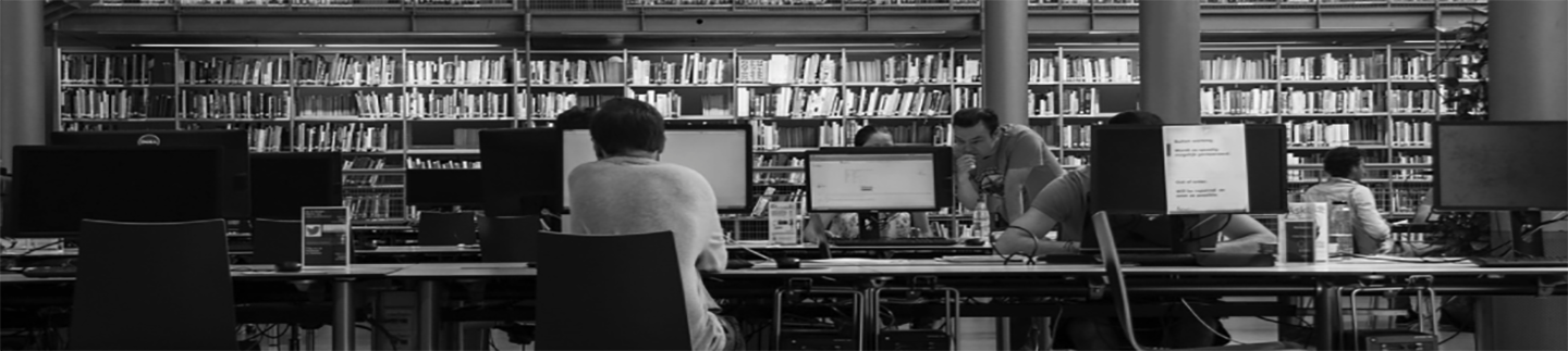 biblioteca amb ordinadors en blanc i negre